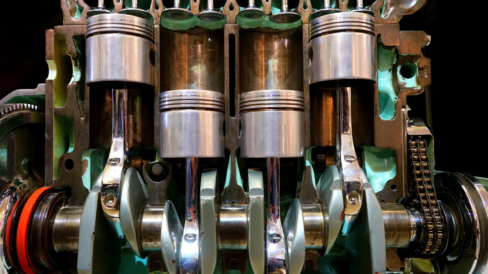 four-pistons-with-connecting-rods-on-engine
